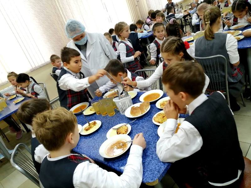 Ребенок овз питание в школе. Школьная столовая. В школьной столовой. Дети школьники. Школьная столовая отравились.